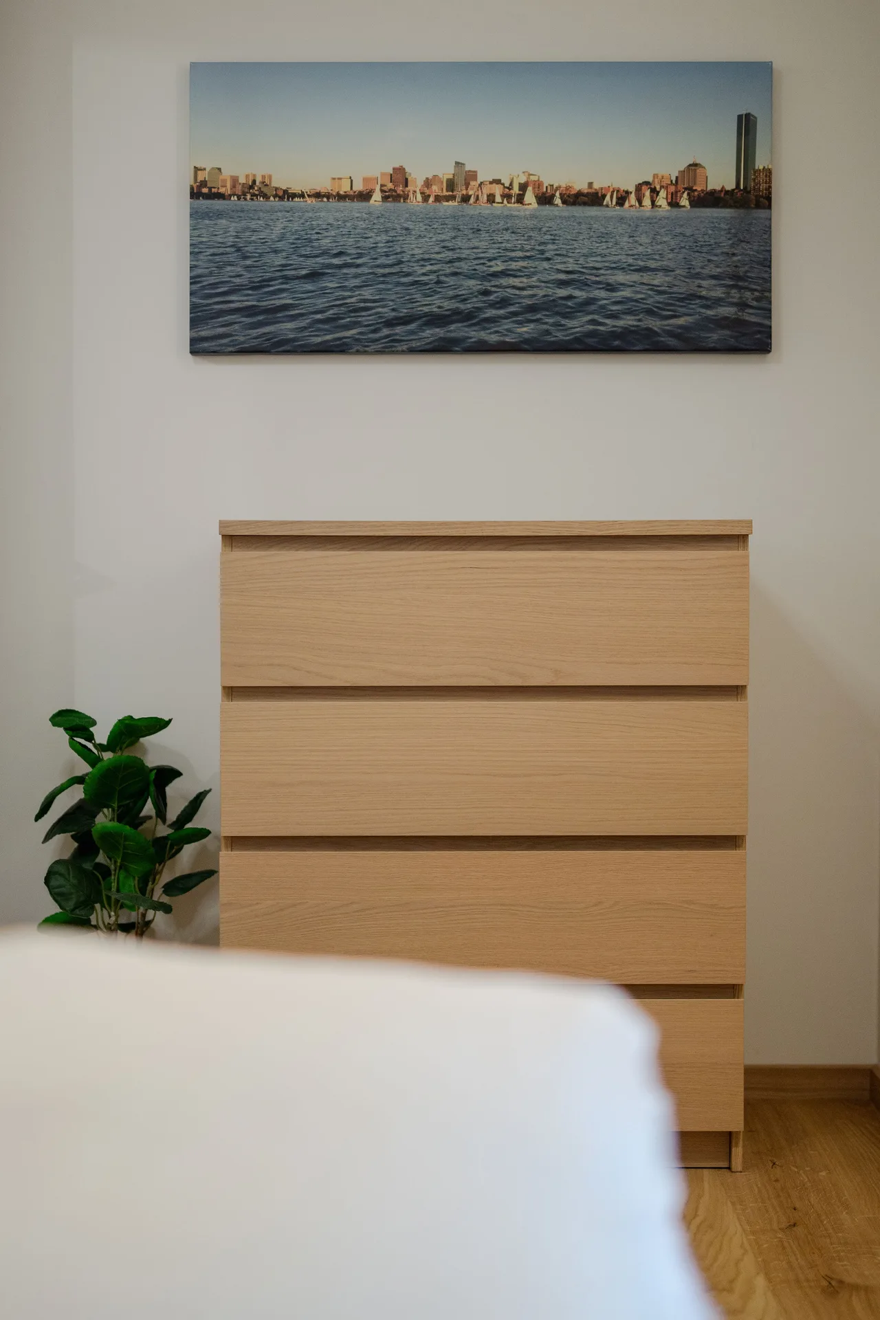 33 Wiesenseitiges Schlafzimmer im 1. Stock mit 1.60 m breitem Doppelbett..jpg